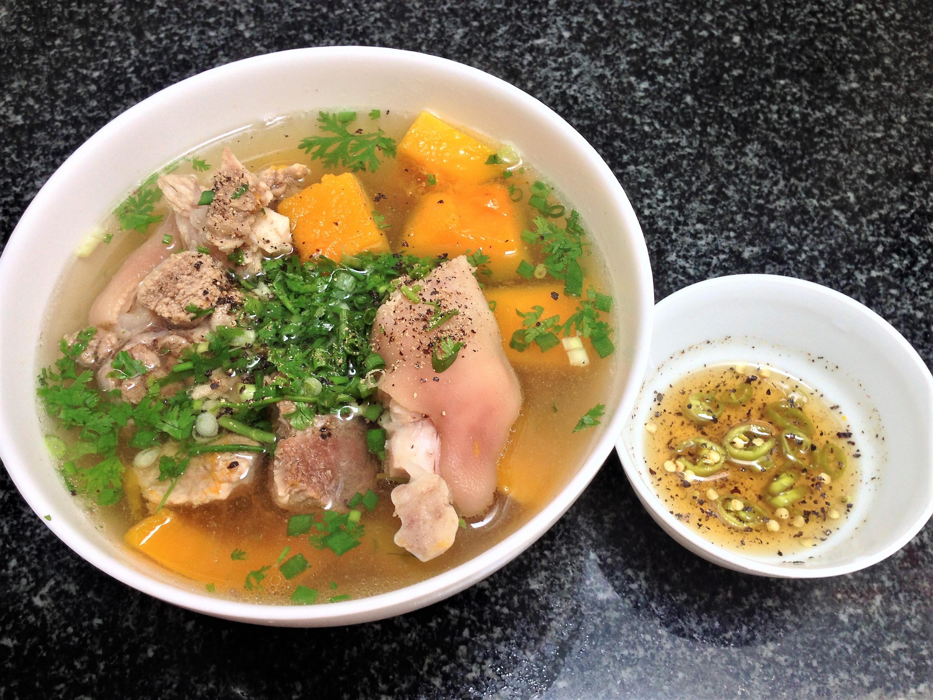 Chân giò hầm bí đỏ: Đơn giản lại ngon cơm - Ảnh 5. Chân giò hầm bí đỏ: Đơn giản lại ngon cơm - Ảnh 5.