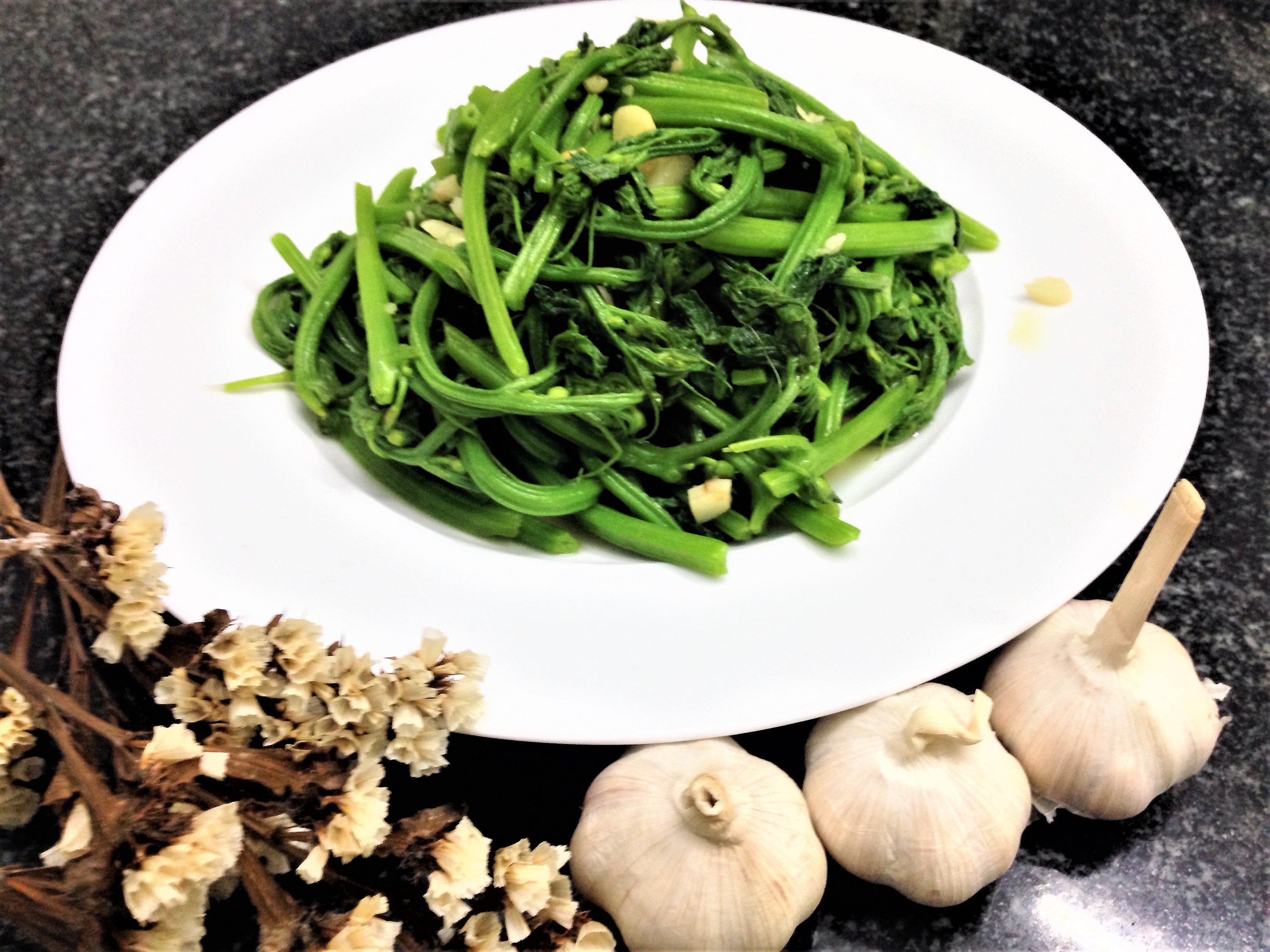 Ngày mưa nhớ đọt bầu xào tỏi - Ảnh 1.