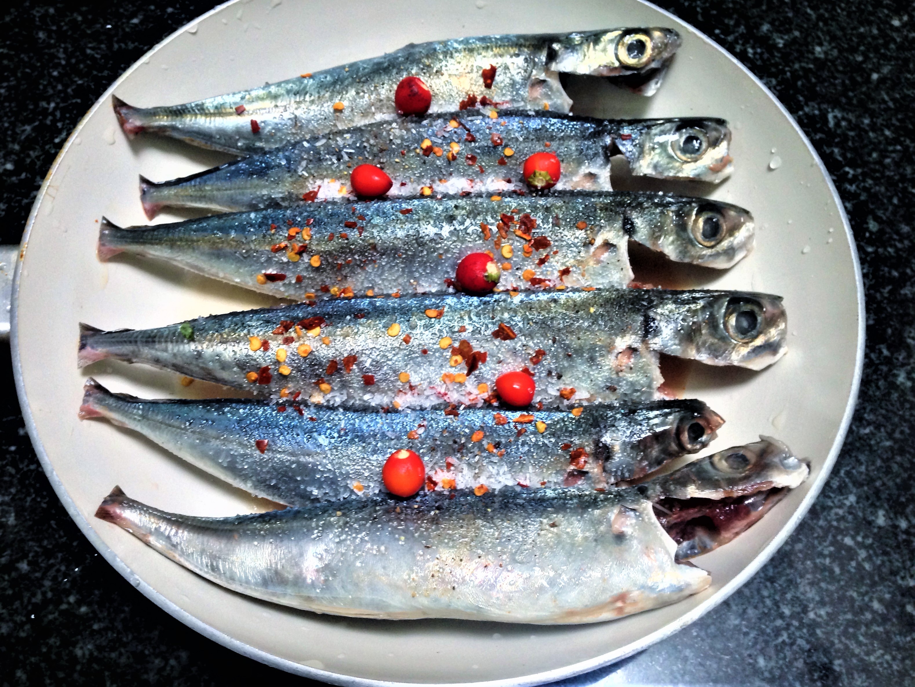 Đậm đà cá nục kho tiêu - Ảnh 3.