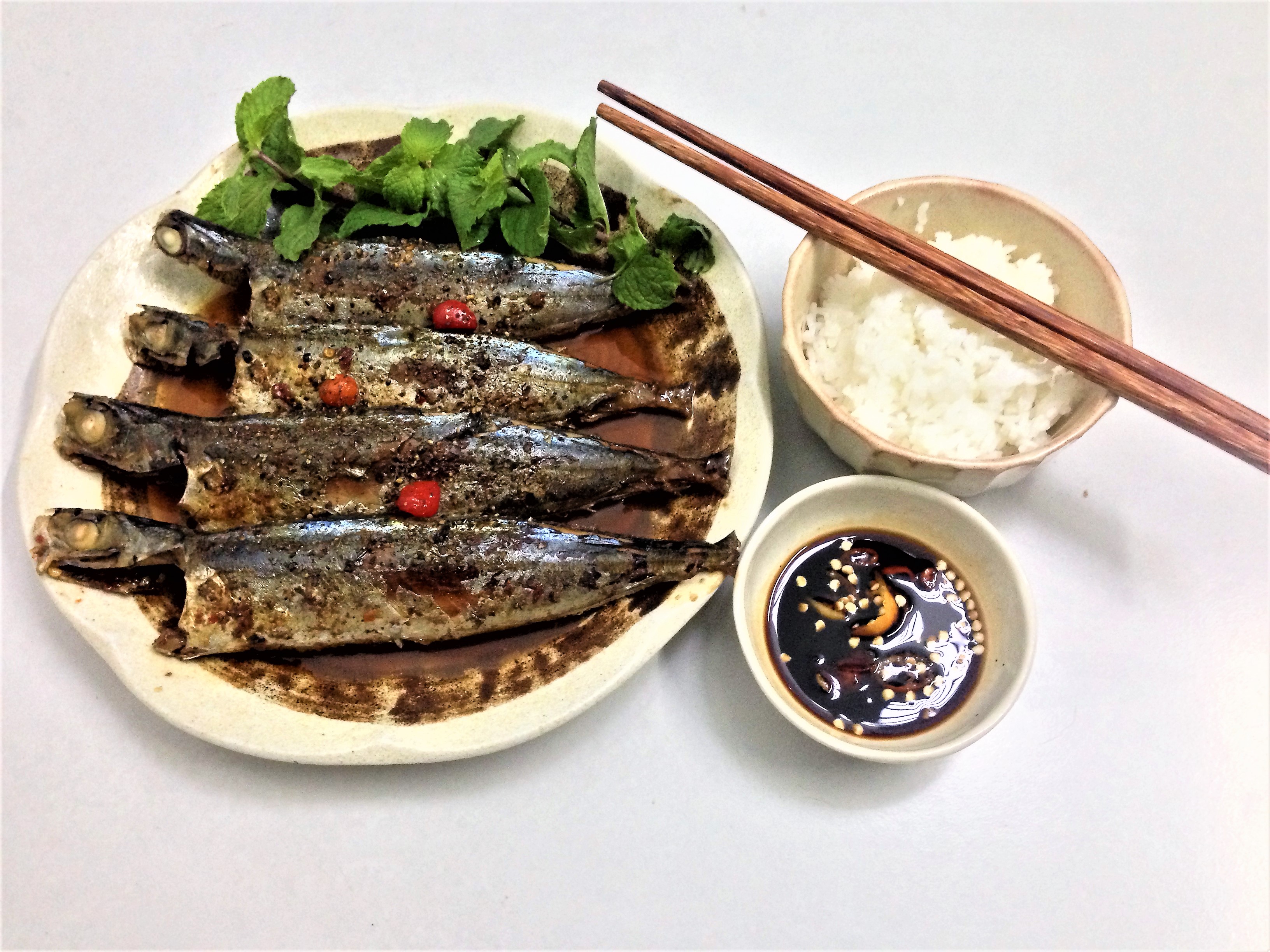 Đậm đà cá nục kho tiêu - Ảnh 5.