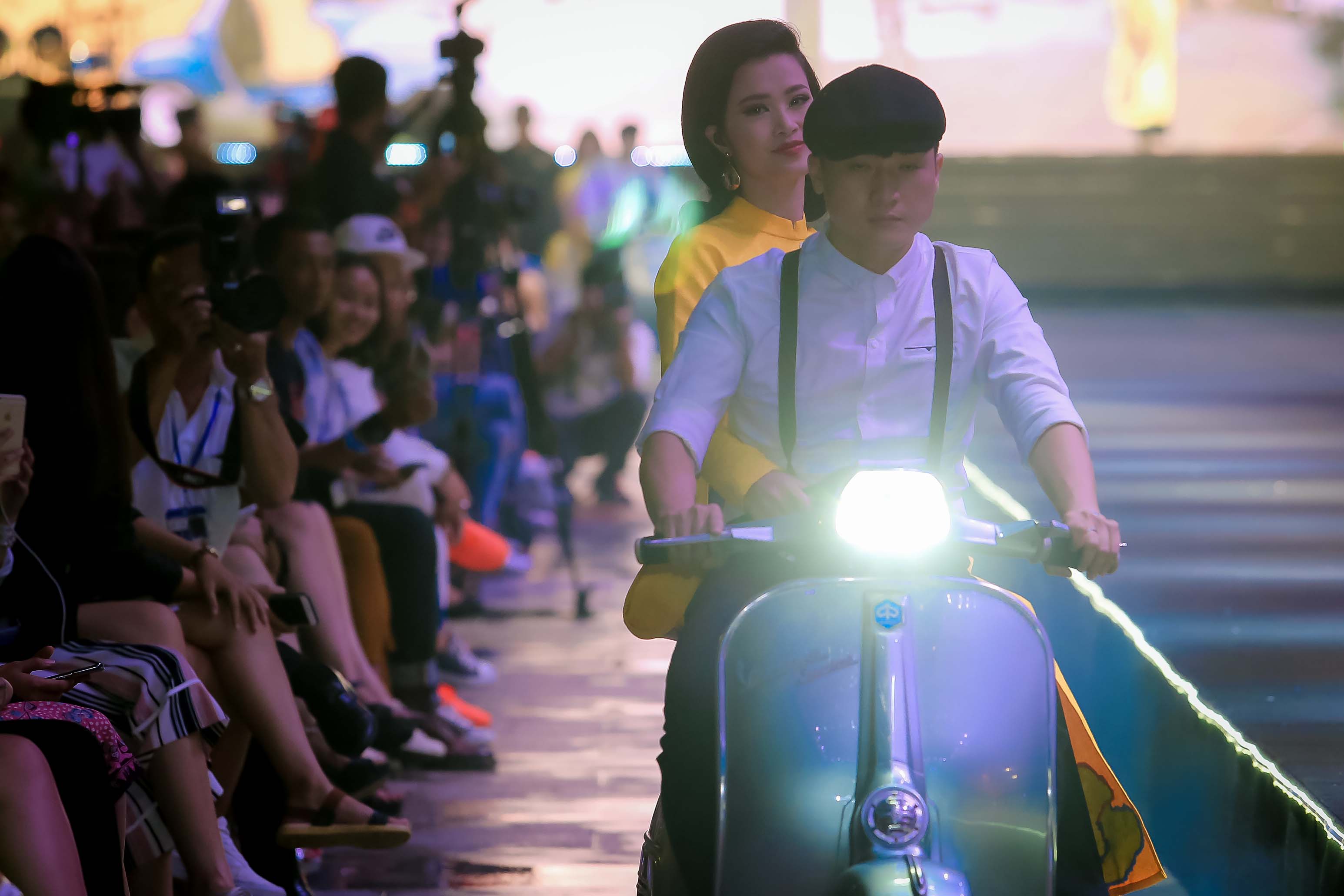 Hàng ngàn người đội mưa xem thời trang trên phố đi bộ Nguyễn Huệ. - Ảnh 3.