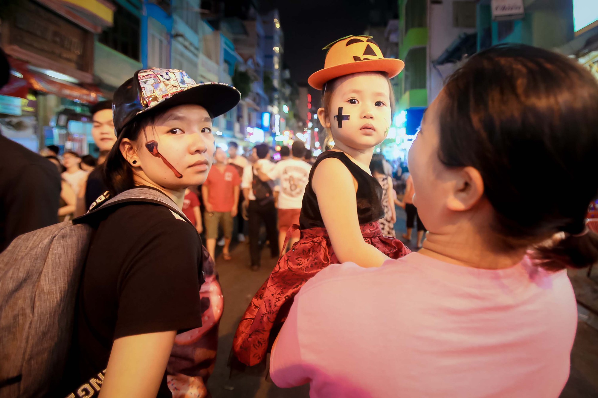 Hàng ngàn người đổ về phố Tây Bùi Viện chơi Halloween - Ảnh 10.