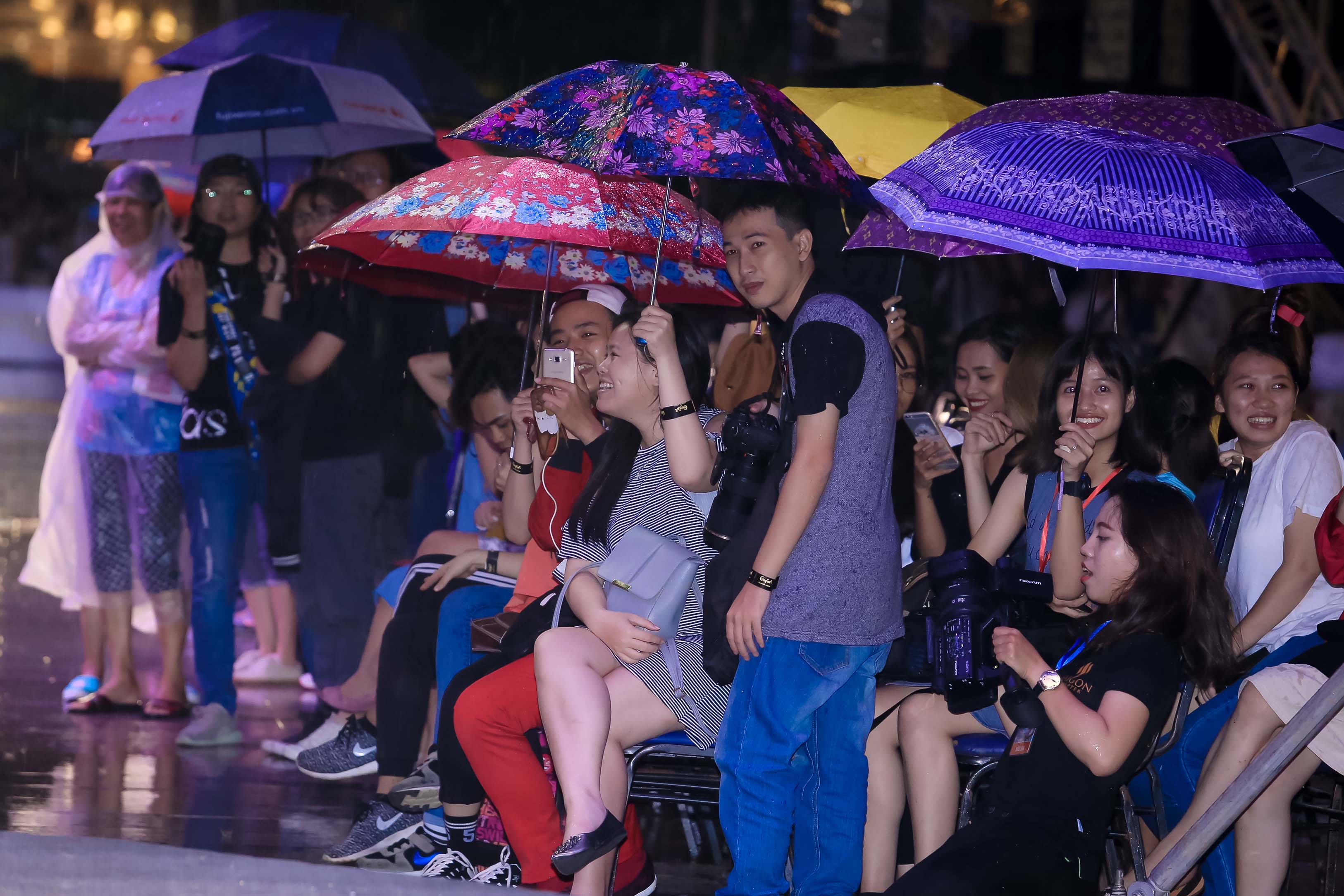 Hàng ngàn người đội mưa xem thời trang trên phố đi bộ Nguyễn Huệ. - Ảnh 9.
