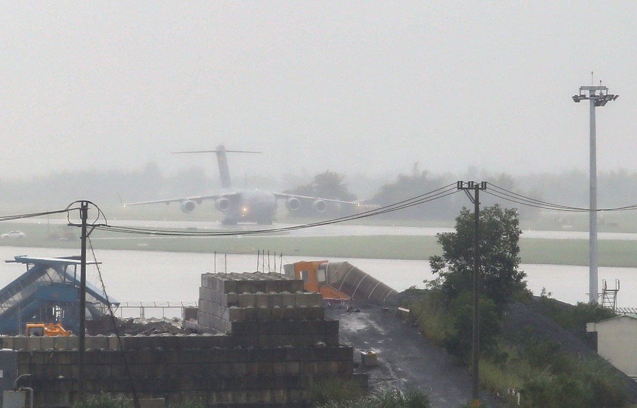 Siêu vận tải C-17 của Tổng thống Donald Trump đáp xuống Đà Nẵng - Ảnh 1.