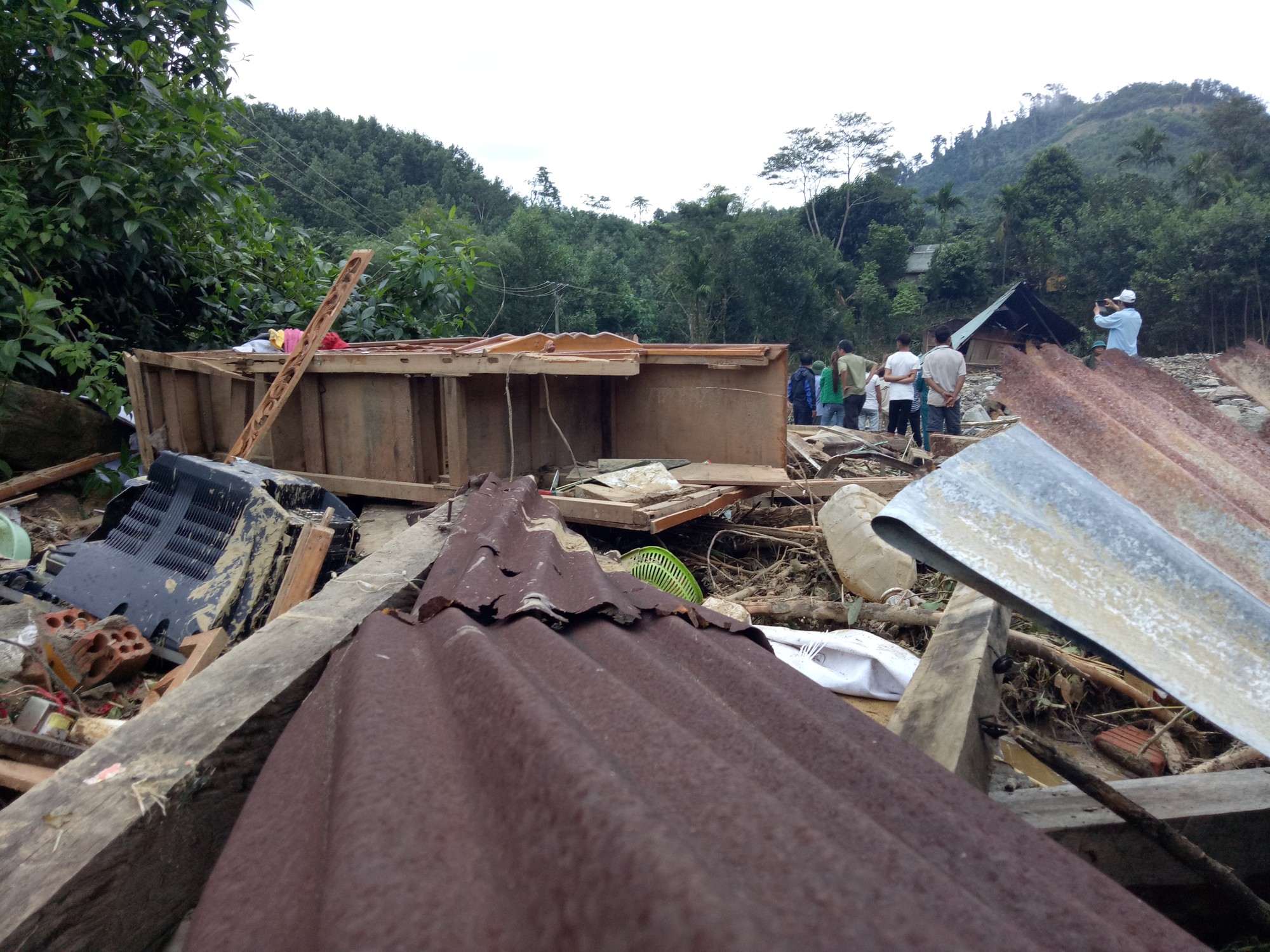 10 nhà bị san bằng sau lở núi, 60 người suýt bị chôn sống - Ảnh 4. 10 nhà bị san bằng sau lở núi, 60 người suýt bị chôn sống - Ảnh 4.