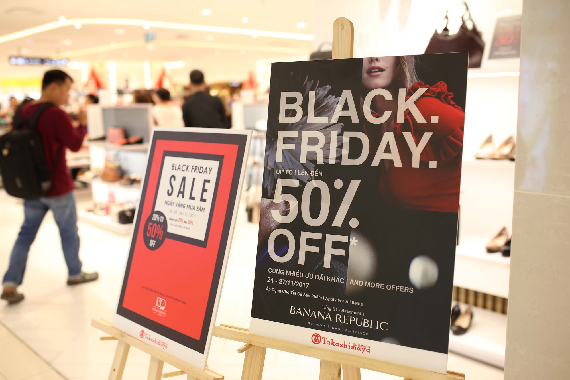 Dân Việt cũng chen lấn mệt mỏi trong ngày Black Friday - Ảnh 1.