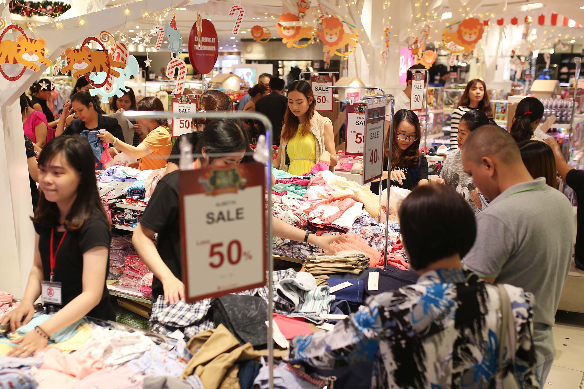 Dân Việt cũng chen lấn mệt mỏi trong ngày Black Friday - Ảnh 12.