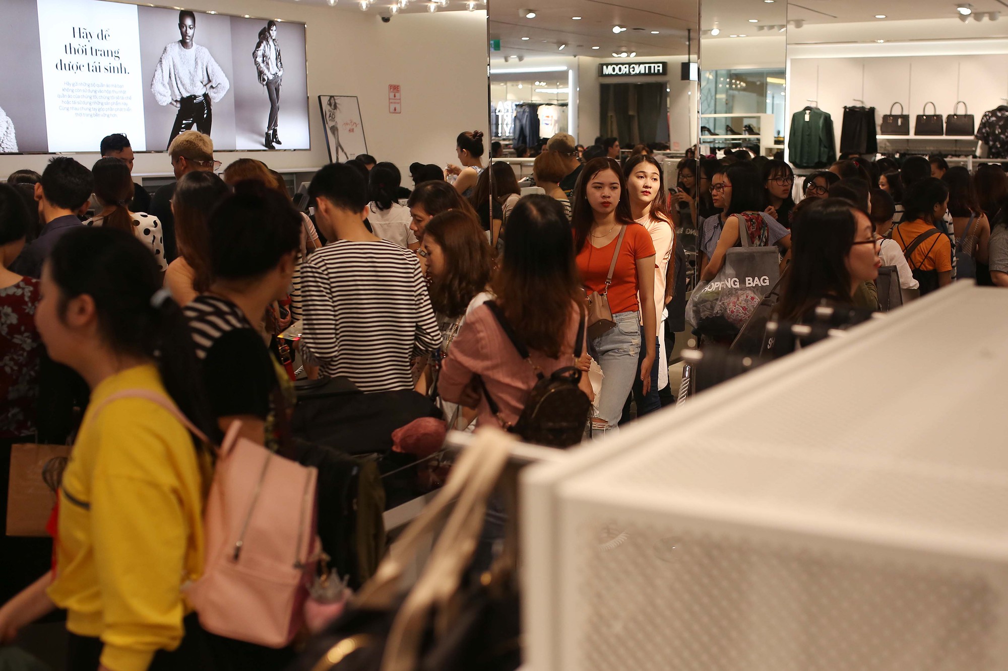 Dân Việt cũng chen lấn mệt mỏi trong ngày Black Friday - Ảnh 10.