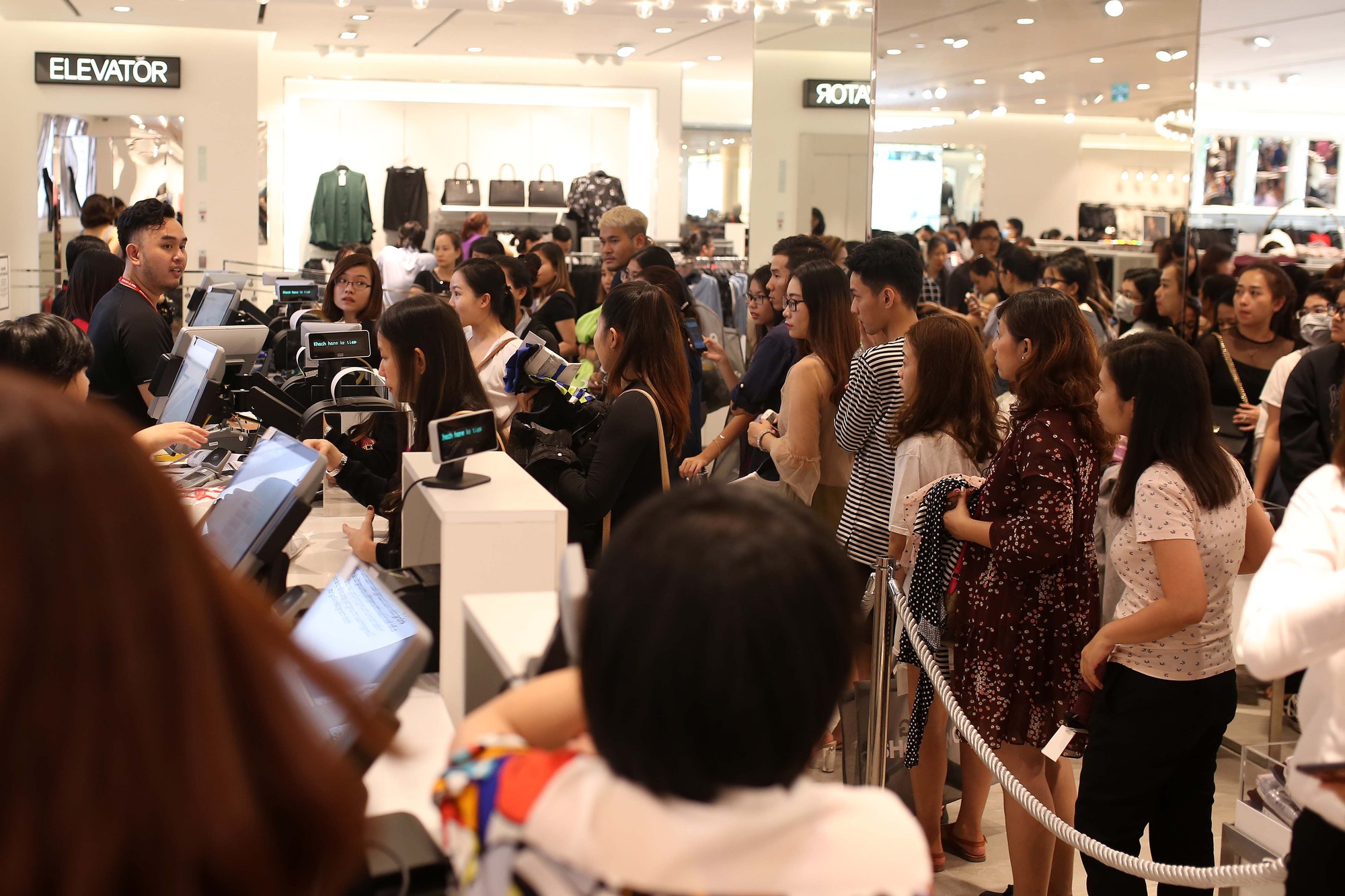 Dân Việt cũng chen lấn mệt mỏi trong ngày Black Friday - Ảnh 4.