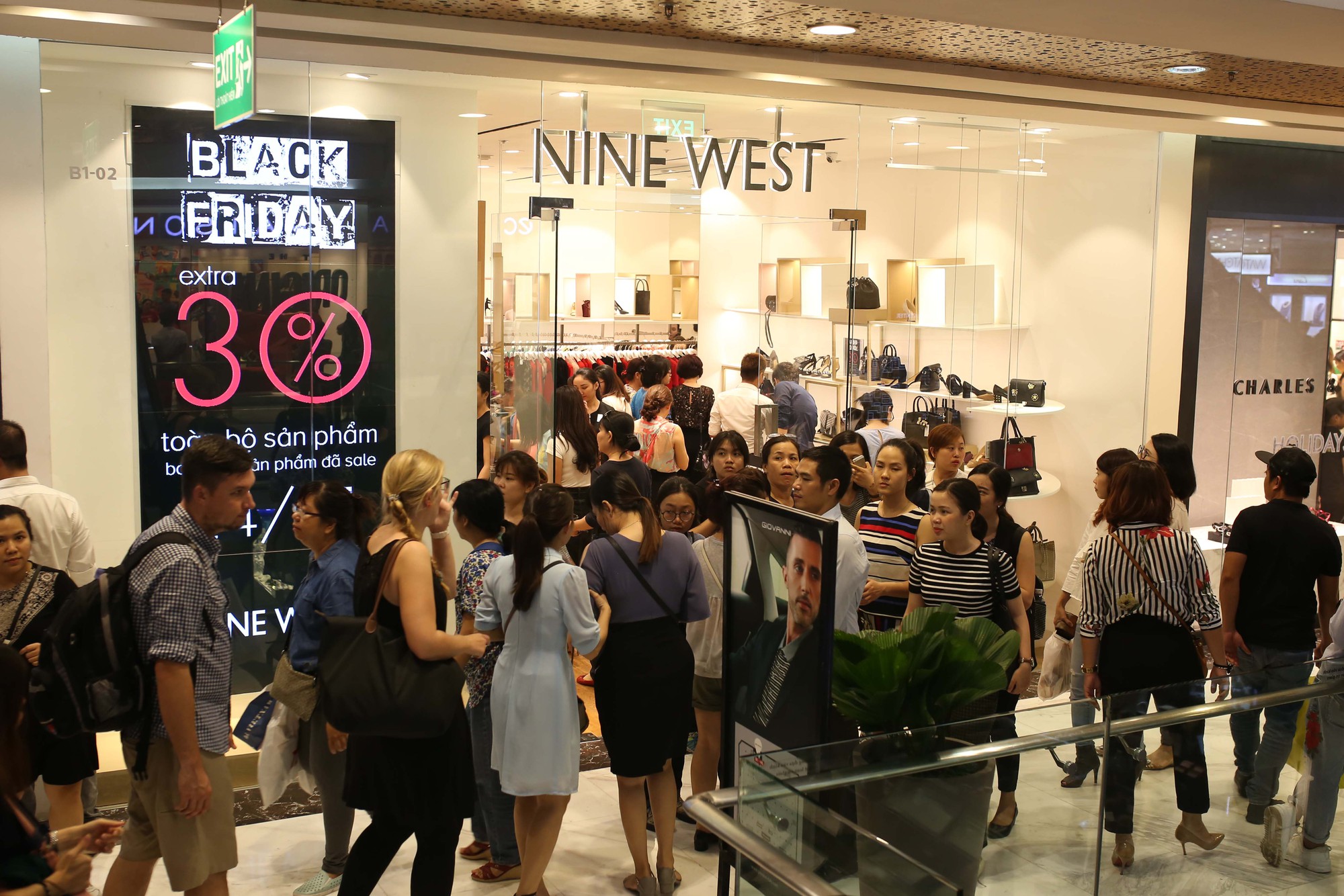 Dân Việt cũng chen lấn mệt mỏi trong ngày Black Friday - Ảnh 11.