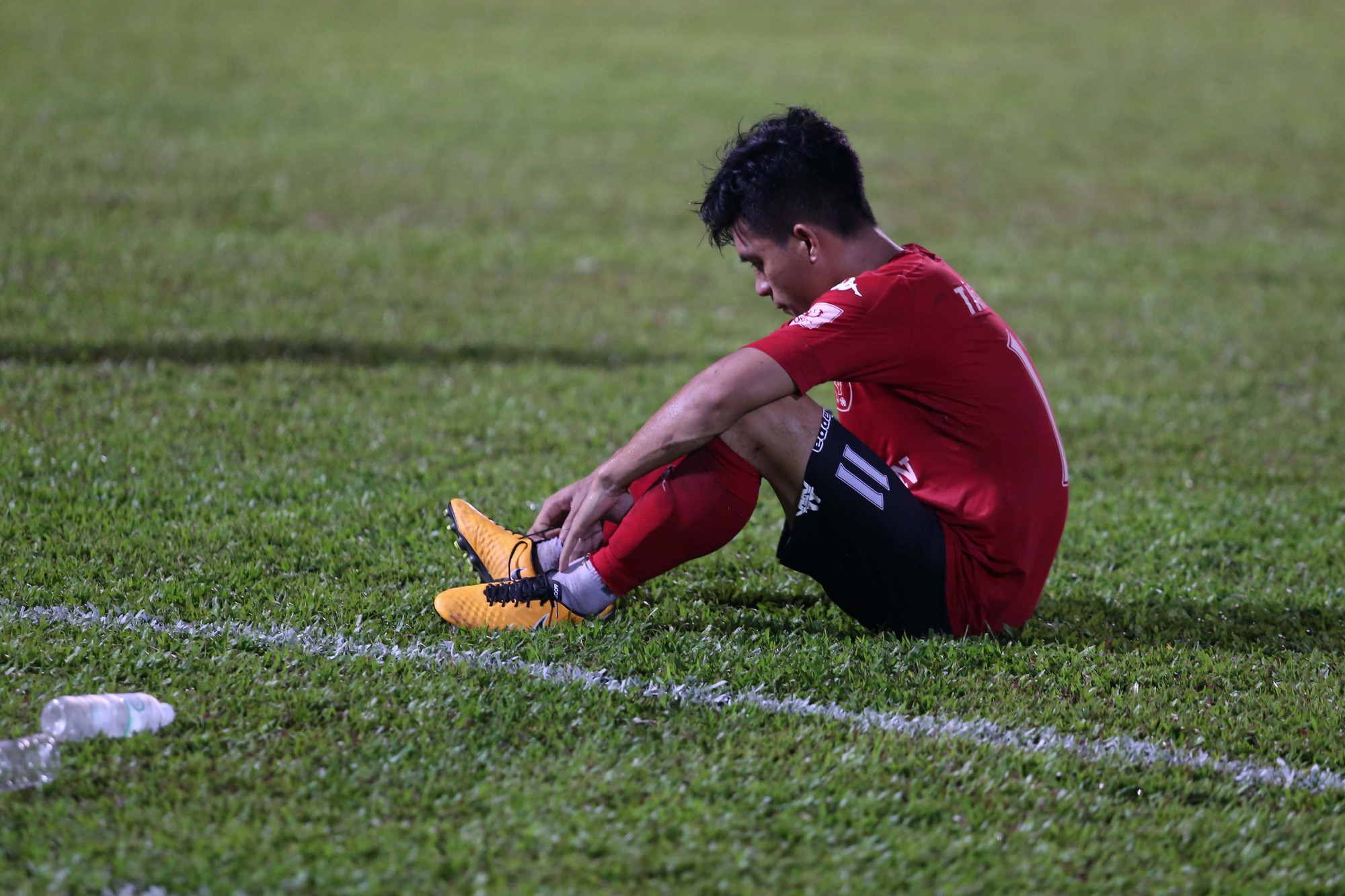 Nỗi buồn của cầu thủ Long An sau trận cuối tại V-League 2017 - Ảnh 4.