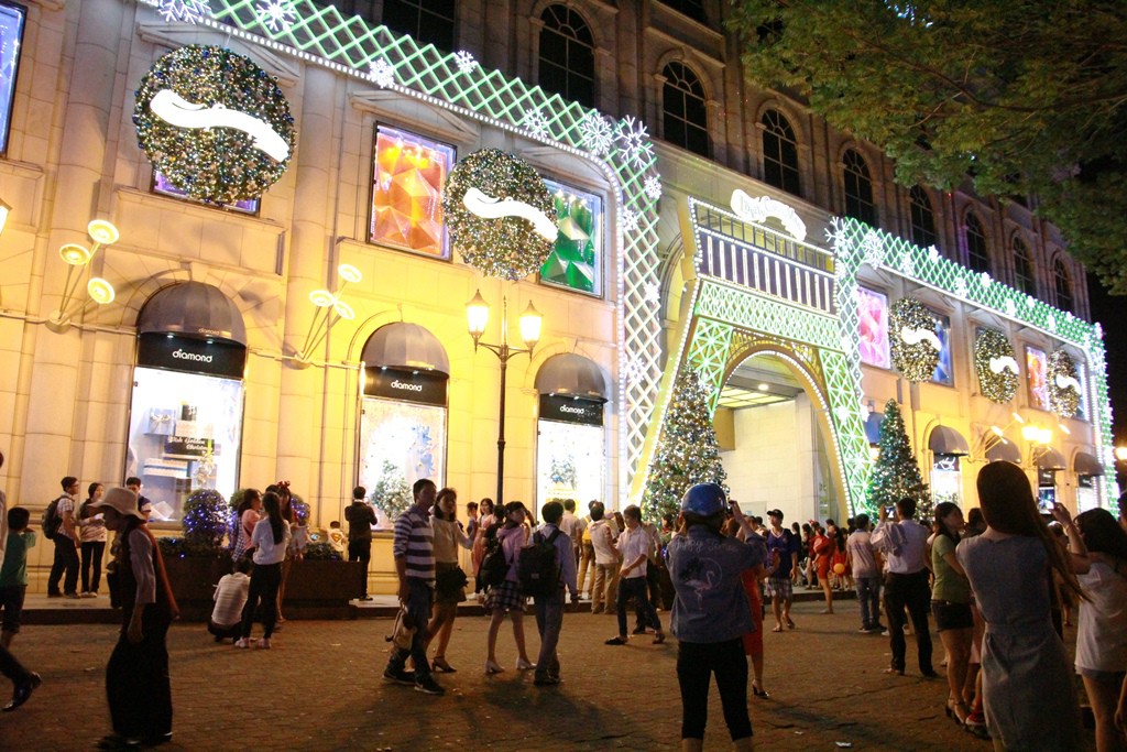 Sài Gòn rực rỡ trong biển người đêm Giáng sinh - Ảnh 1.