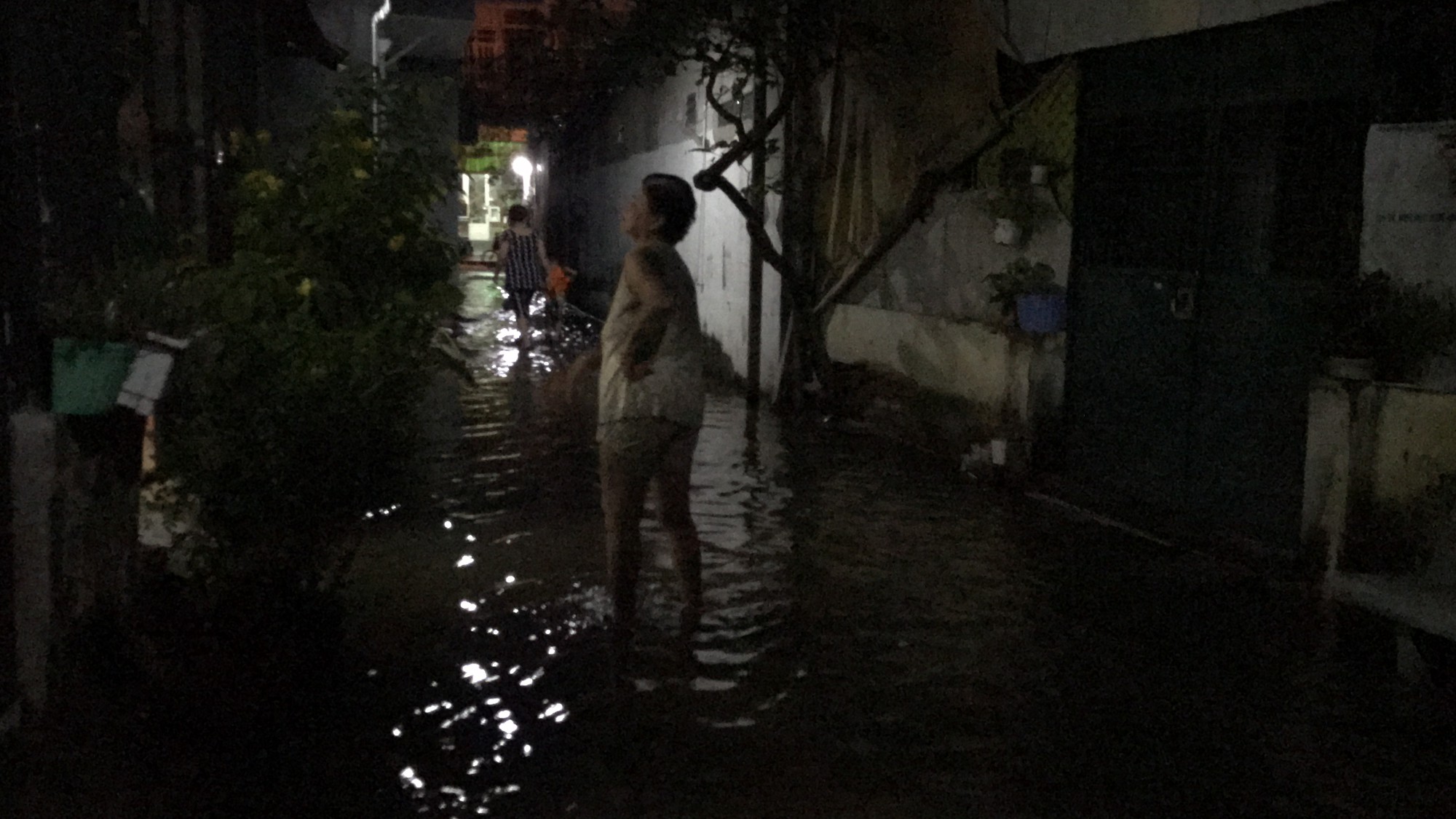 Không mưa, khu giàu nhất Sài Gòn vẫn lênh láng nước - Ảnh 5.