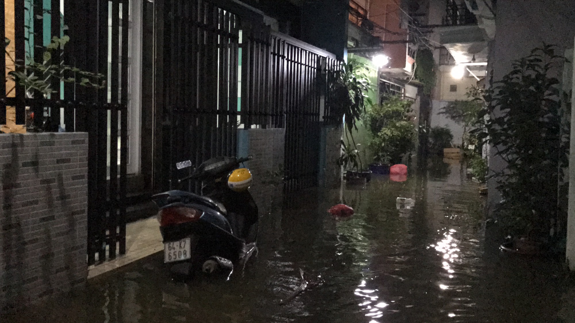 Không mưa, khu giàu nhất Sài Gòn vẫn lênh láng nước - Ảnh 6.