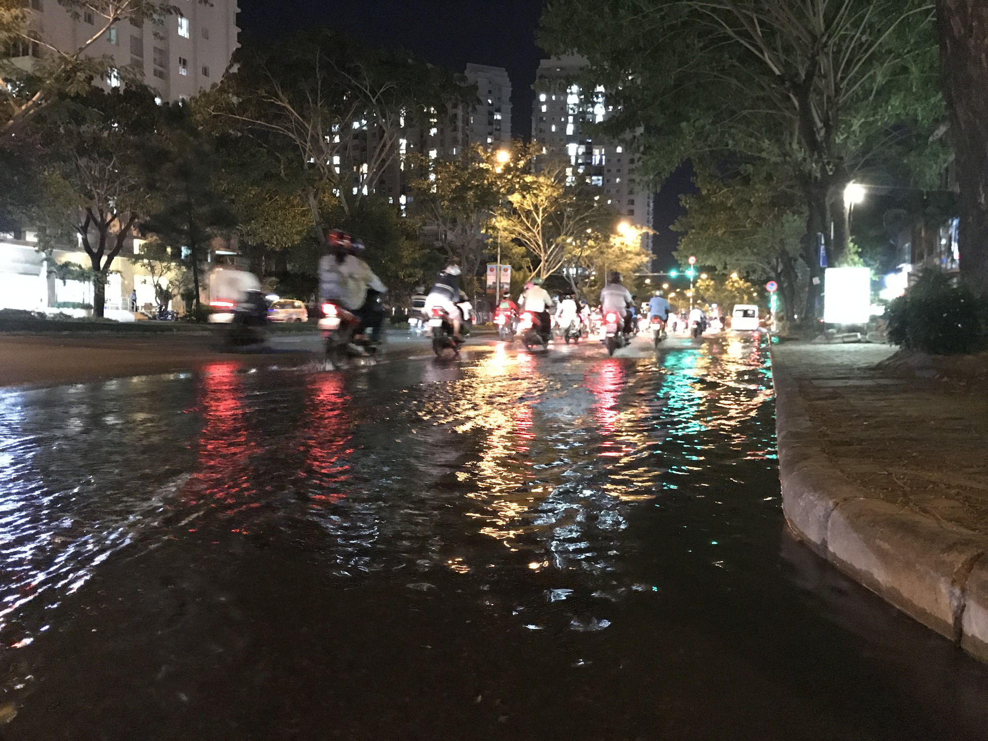 Không mưa, khu giàu nhất Sài Gòn vẫn lênh láng nước - Ảnh 3.