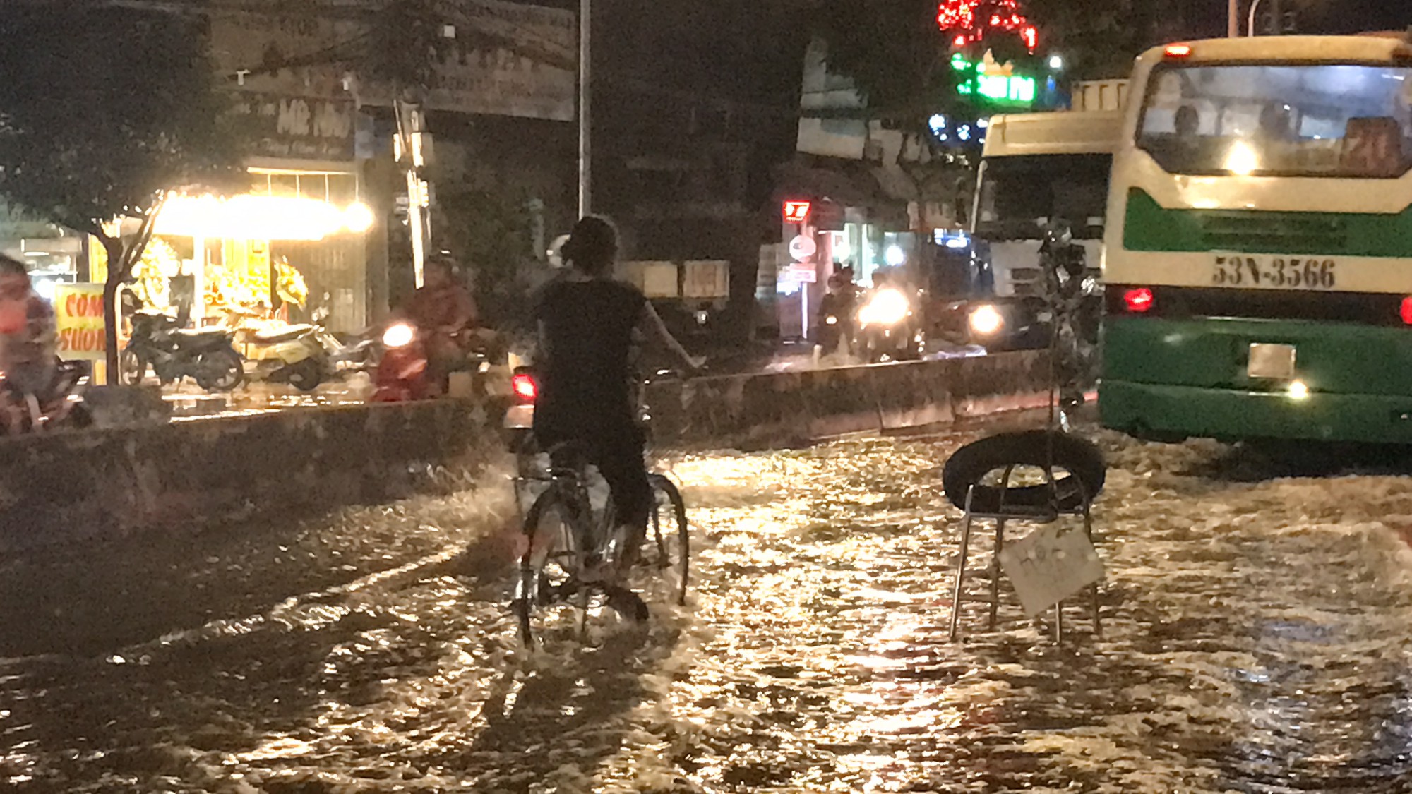 Không mưa, khu giàu nhất Sài Gòn vẫn lênh láng nước - Ảnh 7.