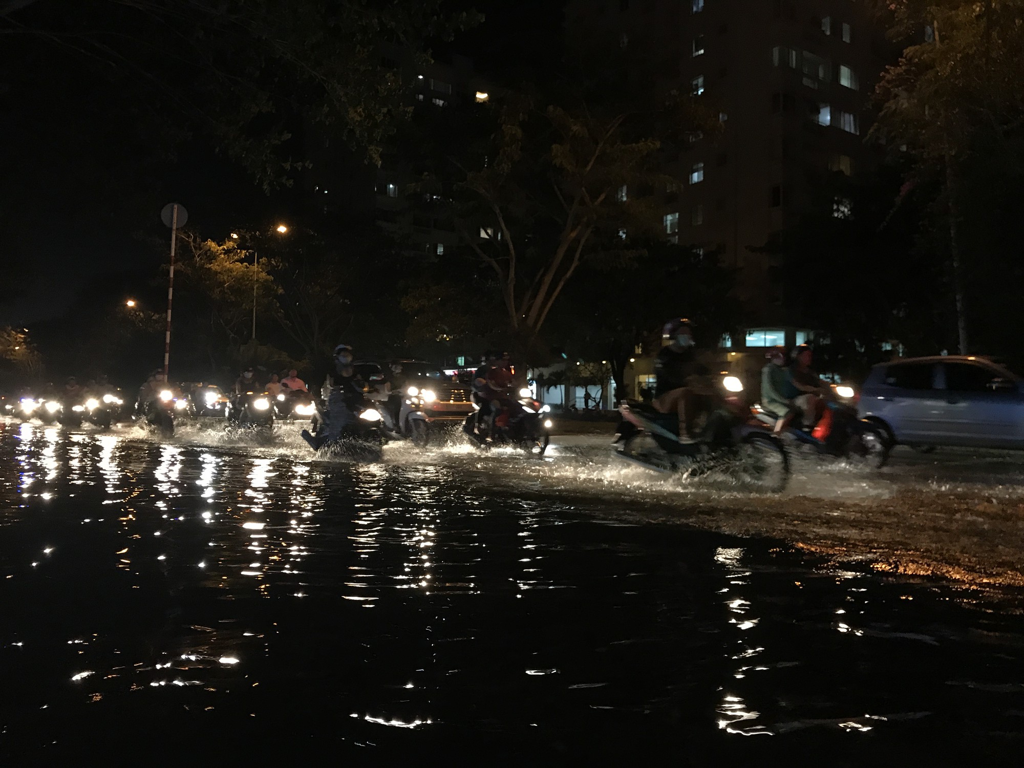 Không mưa, khu giàu nhất Sài Gòn vẫn lênh láng nước - Ảnh 4.