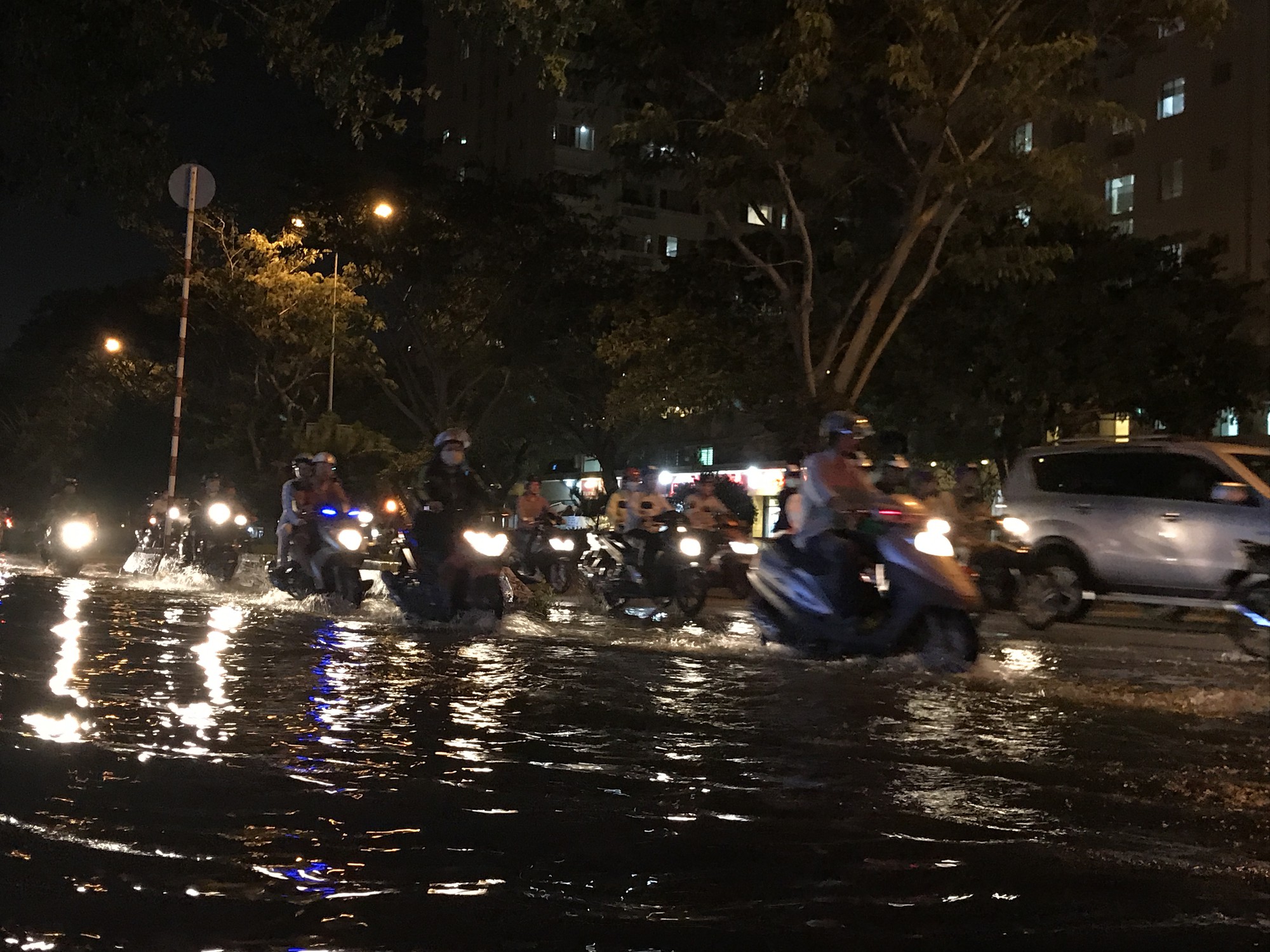 Không mưa, khu giàu nhất Sài Gòn vẫn lênh láng nước - Ảnh 2.