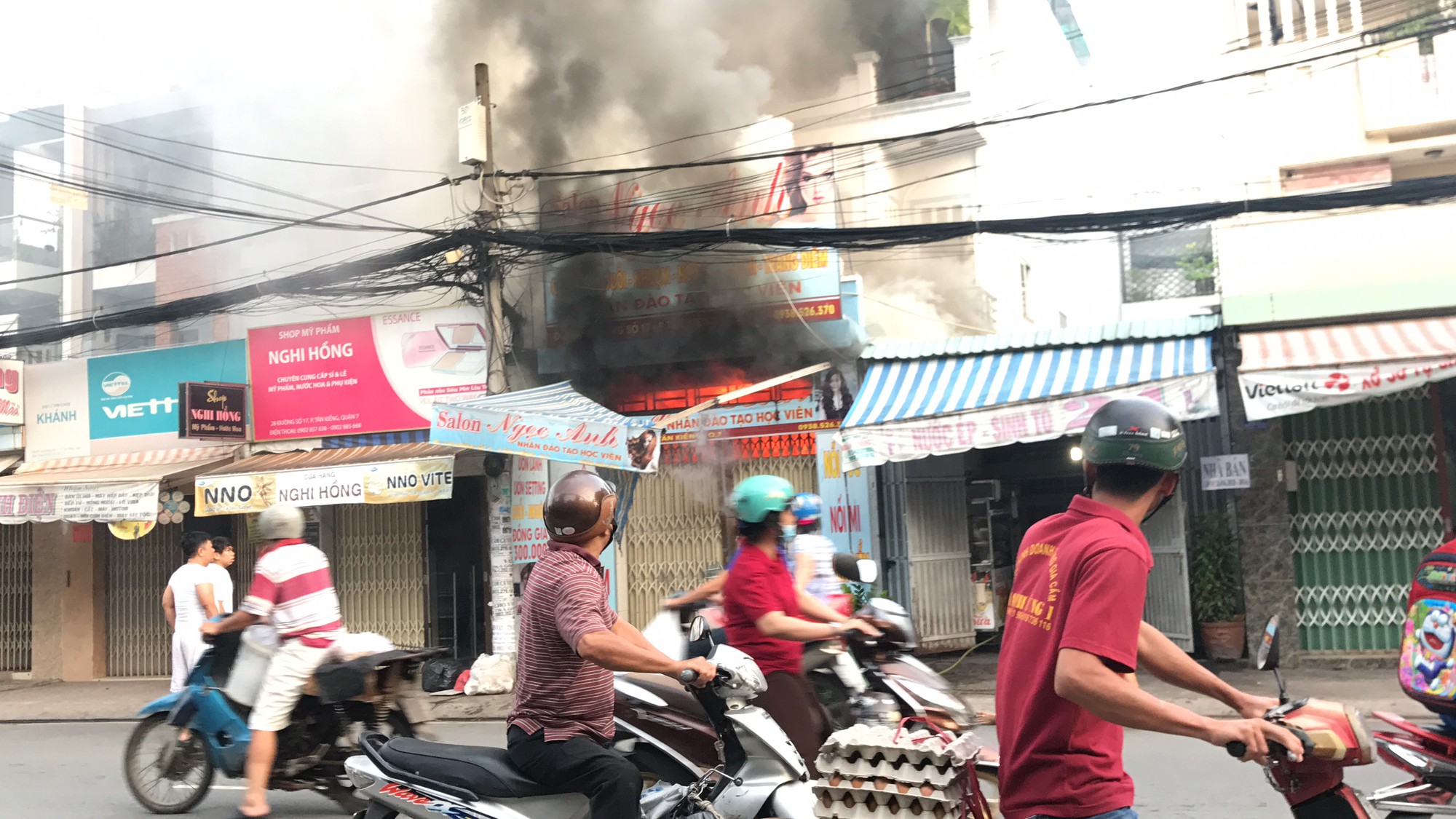 VIDEO xe tải tông sập cửa cứu căn nhà rực lửa ở Sài Gòn - Ảnh 4.