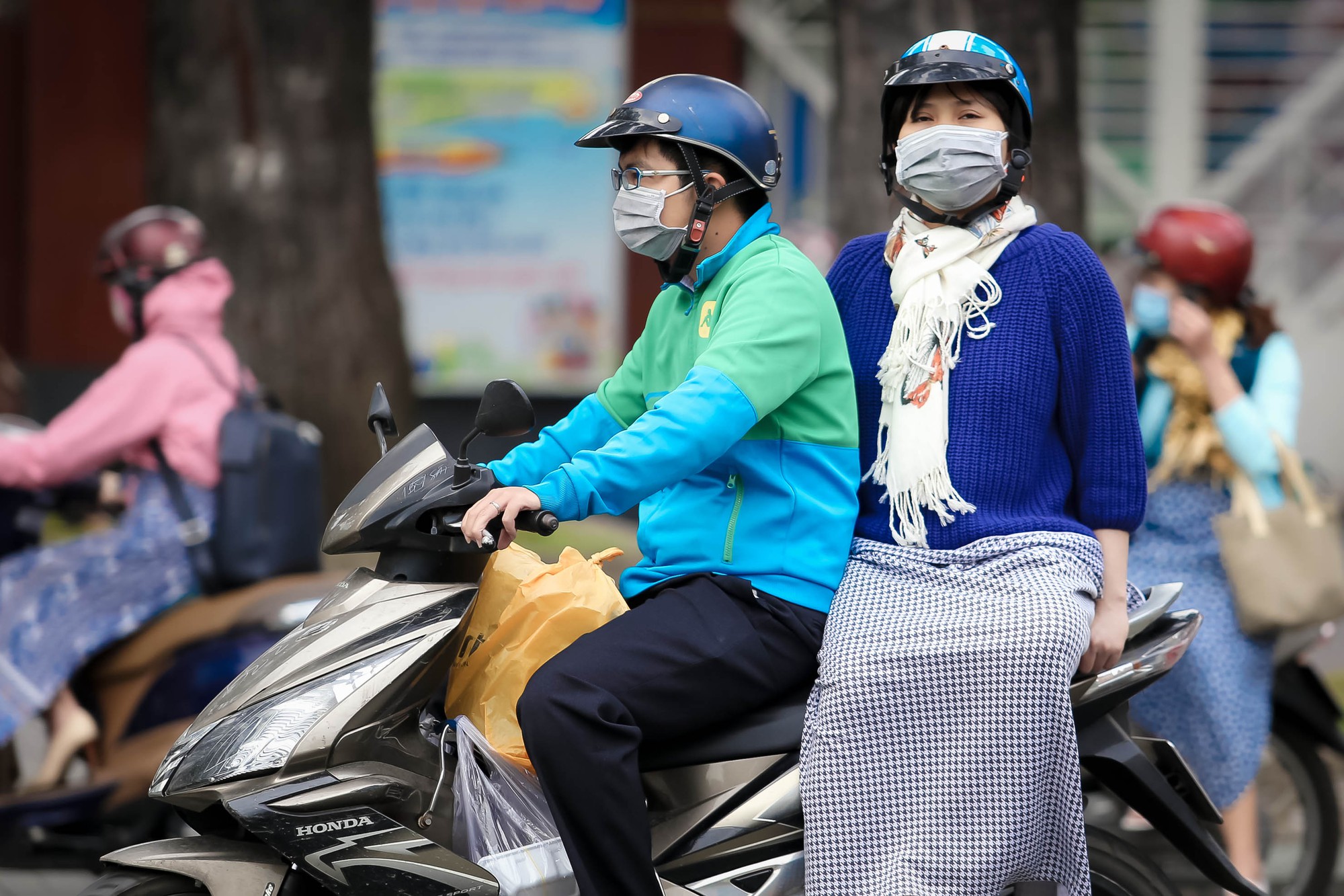 Người Sài Gòn co ro trong gió lạnh - Ảnh 5.