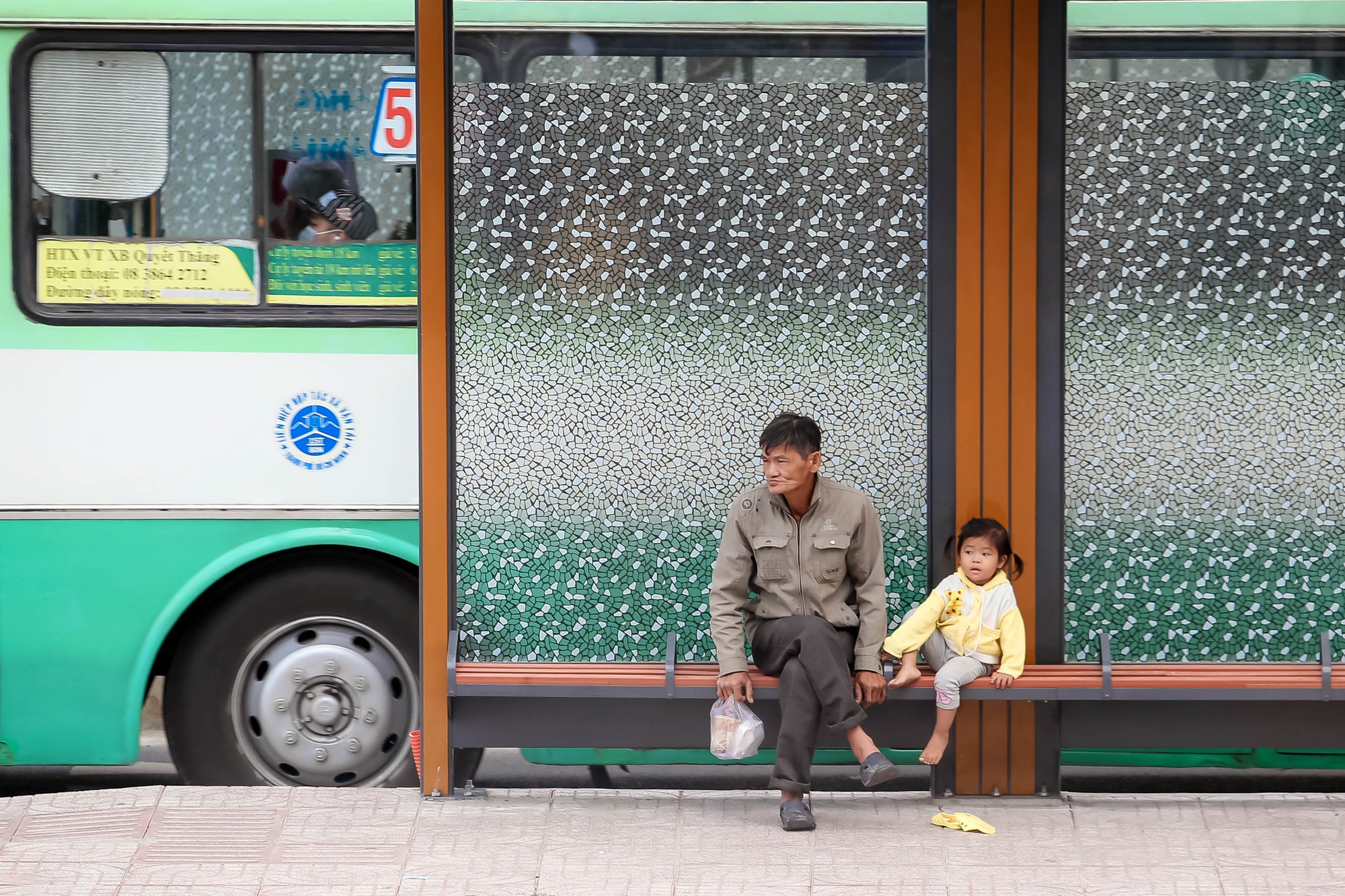 Người Sài Gòn co ro trong gió lạnh - Ảnh 7.