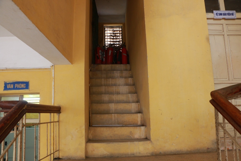 Bên trong ngôi nơi học tập sinh phải đội mũ bảo hiểm ngồi học - Ảnh 12. Bên trong ngôi địa chỉ đào tạo sinh phải đội mũ bảo hiểm ngồi học - Ảnh 12.