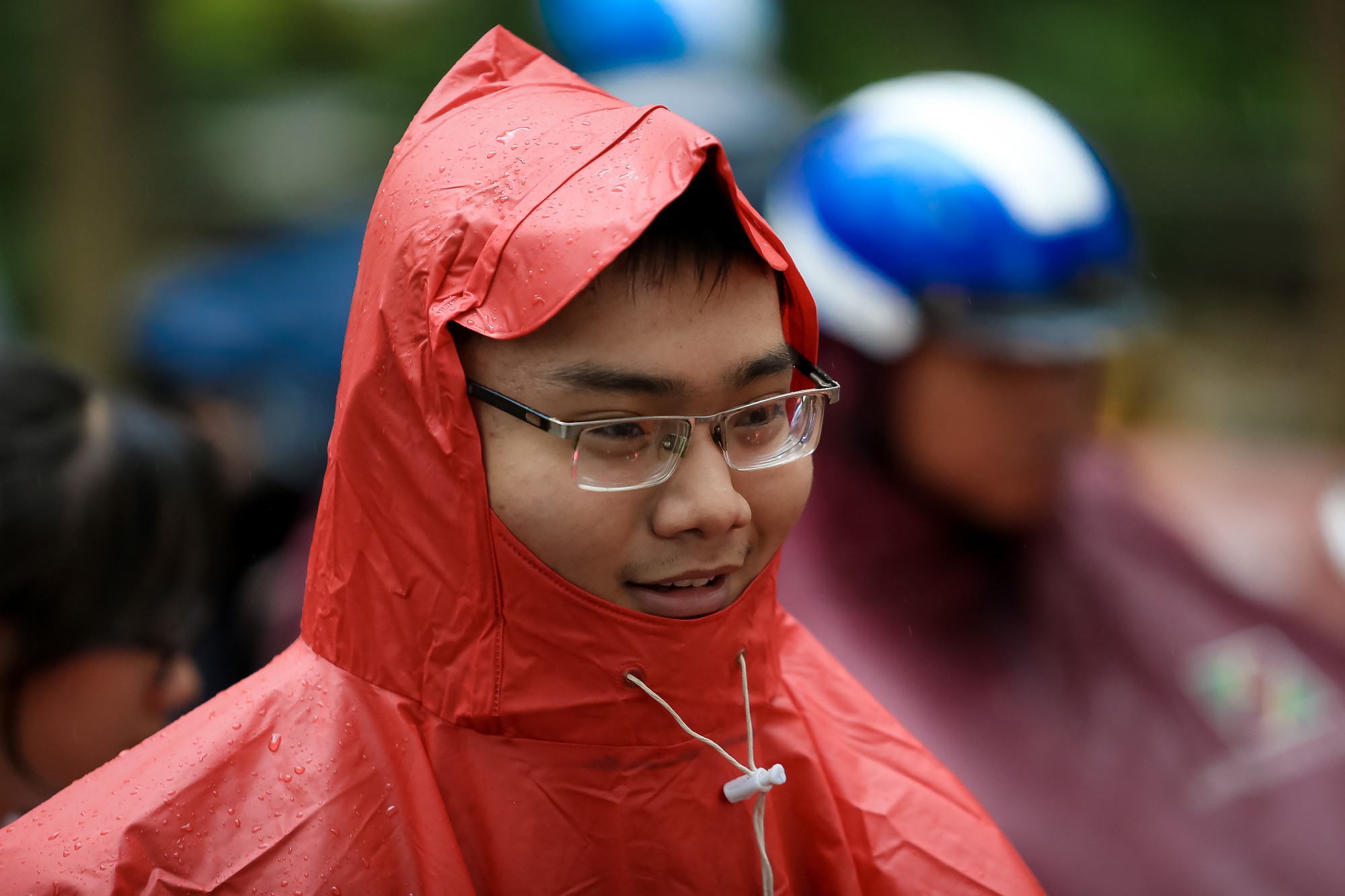 TP HCM: Phụ huynh đội mưa đón con tránh bão số 16 (Tembin) - Ảnh 16.