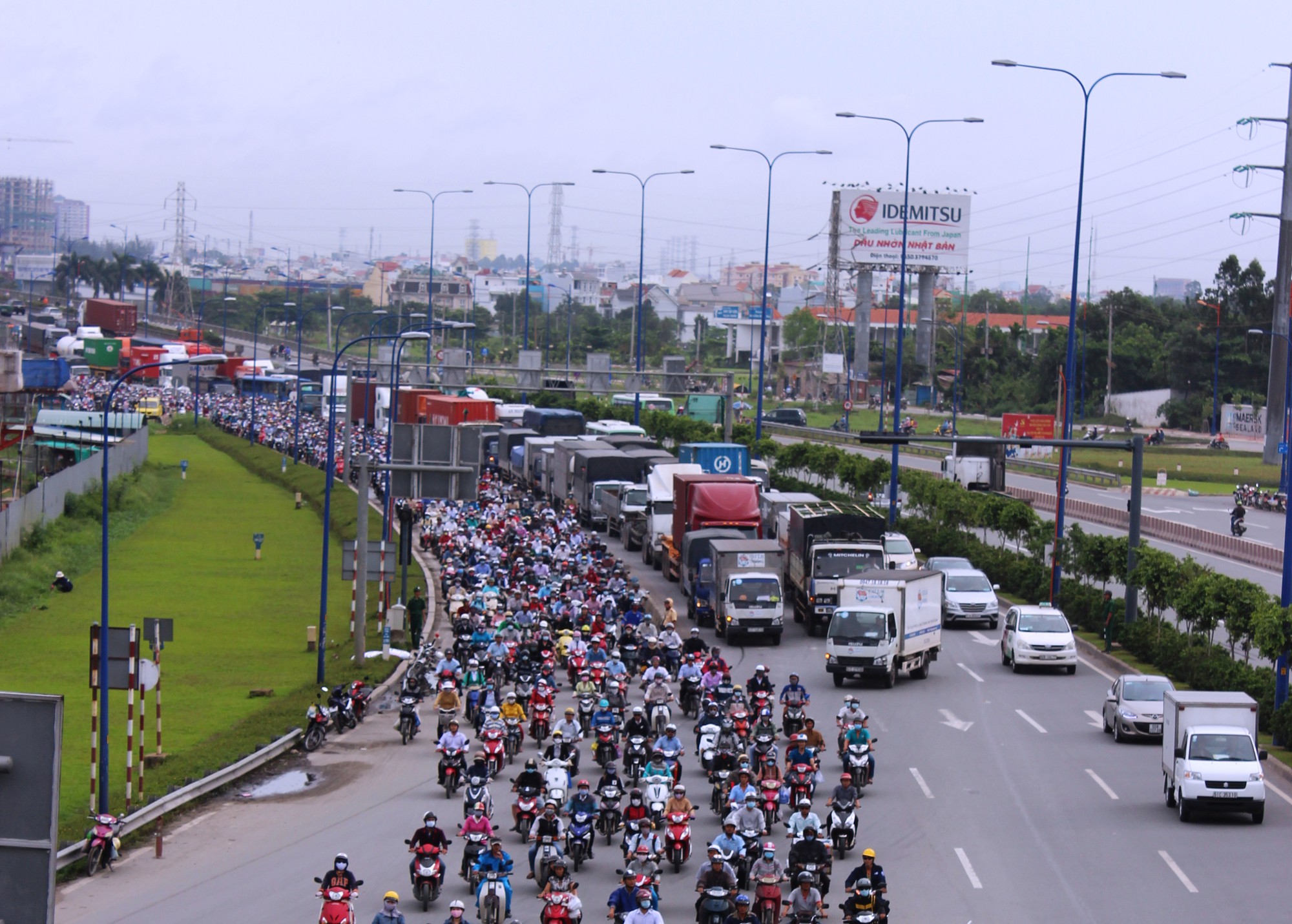 Bơ phờ nhích từng chút trên xa lộ Hà Nội - Ảnh 5.