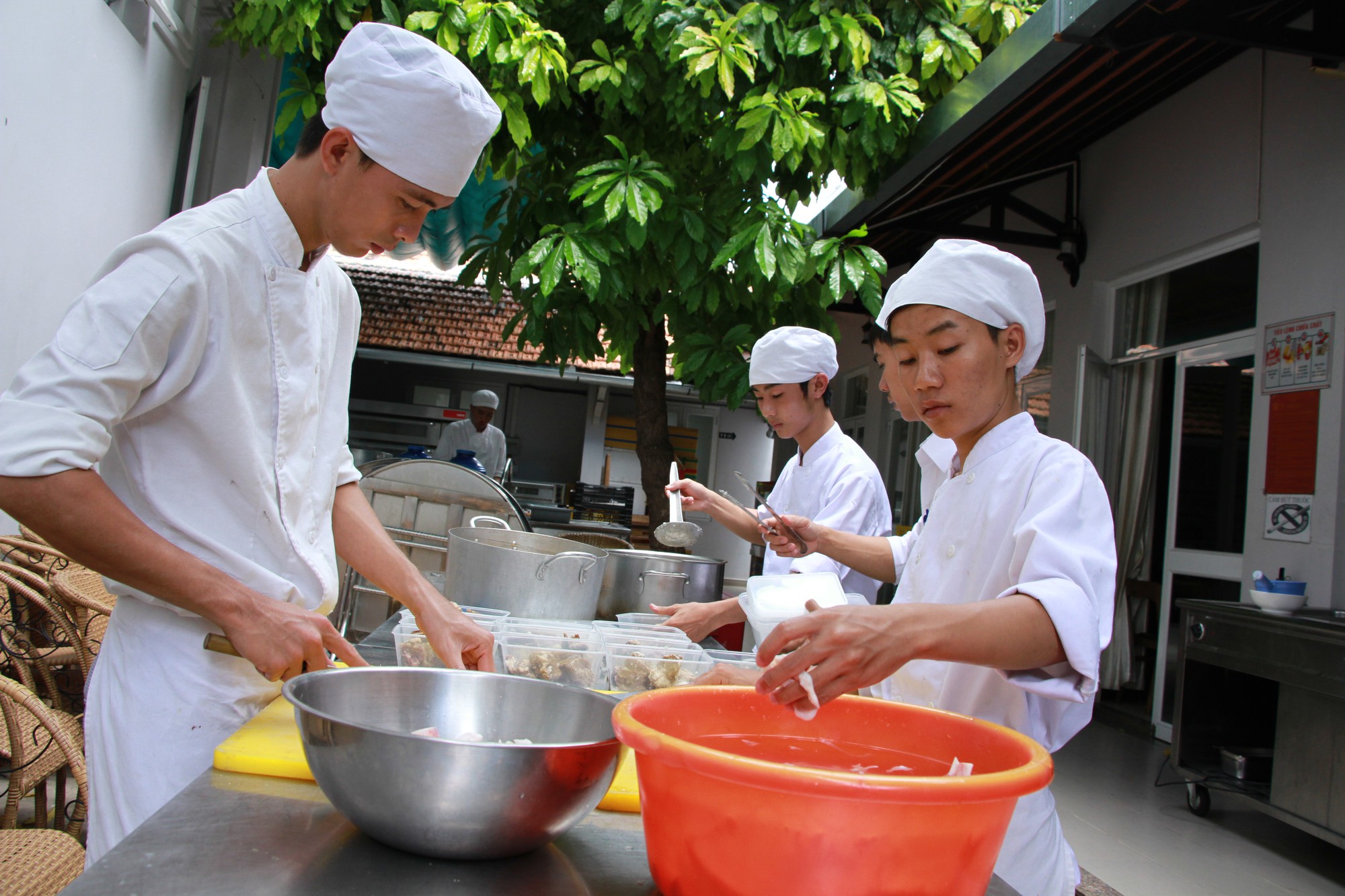 Trường 200 người ngồi không, sao tự chủ được! - Ảnh 1. Trường 200 người ngồi không, sao tự chủ được! - Ảnh 1.