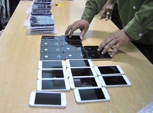 Sang Singapore buôn lậu iPhone về Việt Nam bị bắt - Ảnh 1.