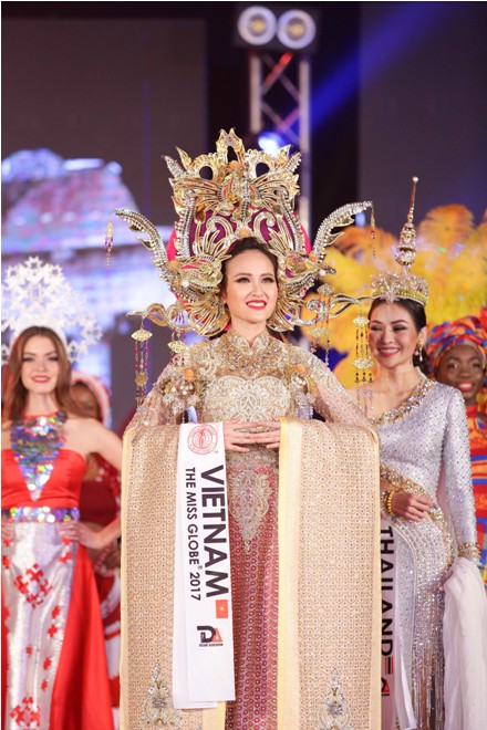 Trang phục dân tộc gây choáng của Thùy Dung ở Hoa hậu quốc tế 2017  - Ảnh 8.