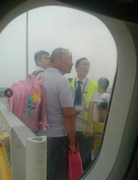 Trung Quốc: Không có vé vẫn lên được máy bay - Ảnh 1.