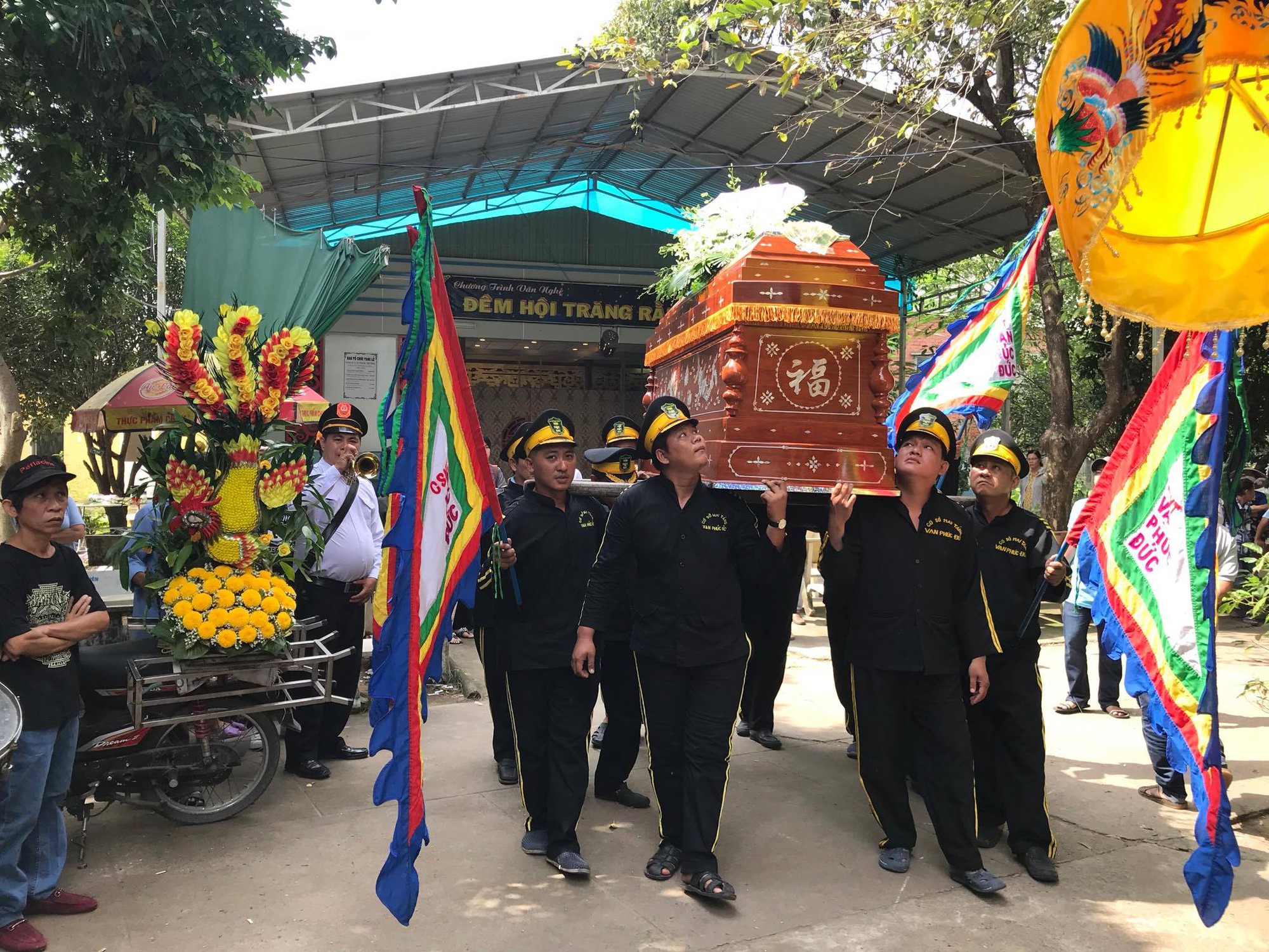 Đông nghệ sĩ đưa tiễn NSƯT Ngọc Hương về nơi an nghỉ cuối cùng - Ảnh 10. Đông nghệ sĩ đưa tiễn NSƯT Ngọc Hương về nơi an nghỉ cuối cùng - Ảnh 10.