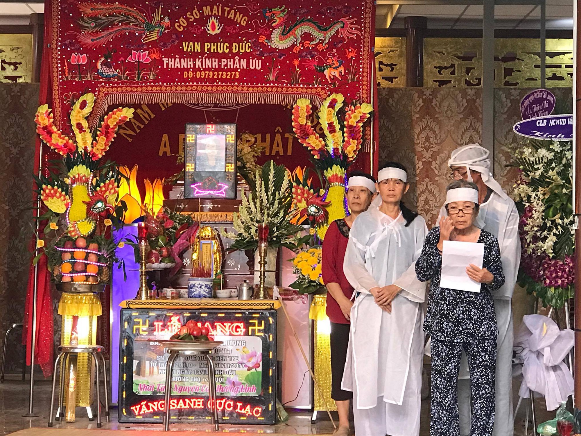 Đông nghệ sĩ đưa tiễn NSƯT Ngọc Hương về nơi an nghỉ cuối cùng - Ảnh 1. Đông nghệ sĩ đưa tiễn NSƯT Ngọc Hương về nơi an nghỉ cuối cùng - Ảnh 1.