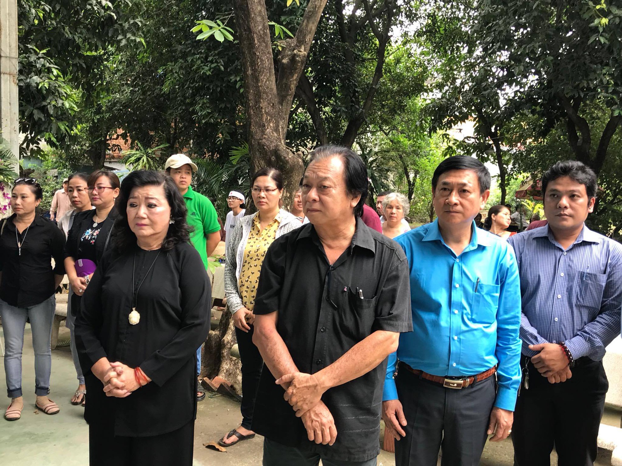 Đông nghệ sĩ đưa tiễn NSƯT Ngọc Hương về nơi an nghỉ cuối cùng - Ảnh 11. Đông nghệ sĩ đưa tiễn NSƯT Ngọc Hương về nơi an nghỉ cuối cùng - Ảnh 11.