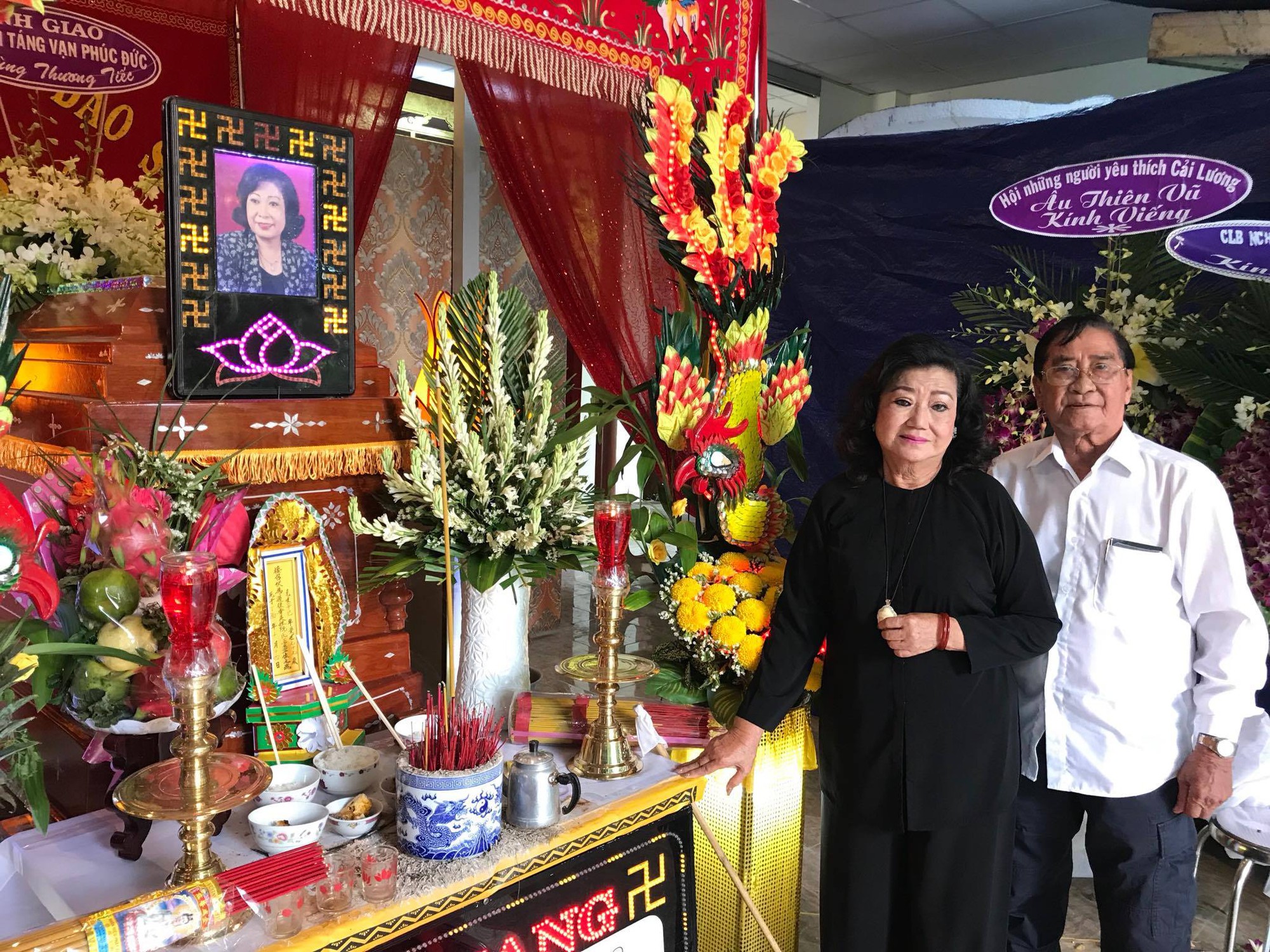 Đông nghệ sĩ đưa tiễn NSƯT Ngọc Hương về nơi an nghỉ cuối cùng - Ảnh 9. Đông nghệ sĩ đưa tiễn NSƯT Ngọc Hương về nơi an nghỉ cuối cùng - Ảnh 9.
