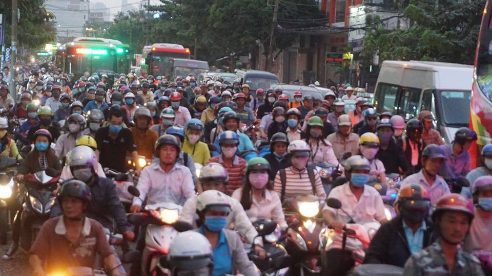 Người dân ùn ùn rời Sài Gòn, về quê nghỉ Tết Dương lịch - Ảnh 15.