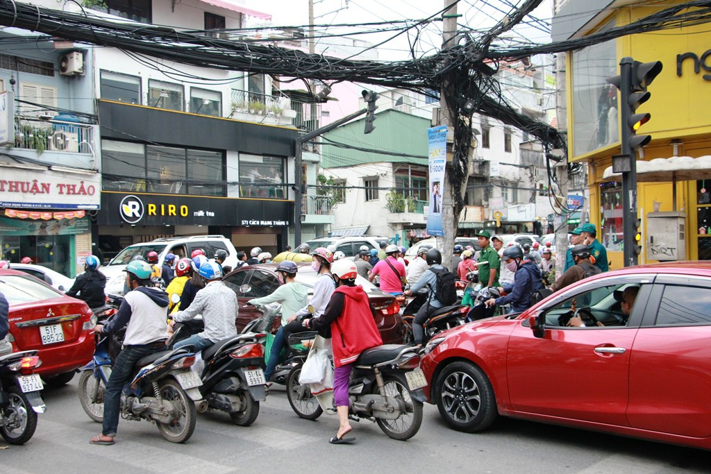 Kẹt cứng trước chợ Hòa Hưng, xe buýt 30 phút mới thoát thân - Ảnh 6.