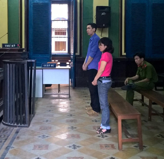 
Bị can Phú Minh Hòa và Đặng Thị Thu Hương tại tòa
