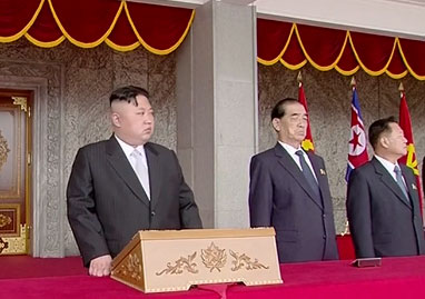 
Nhà lãnh đạo Kim Jong-un tại lễ diễu binh Ngày Ánh Dương. Ảnh: RT
