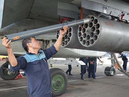 Xem Su-30MK2 bổ nhào phóng tên lửa diệt mục tiêu trên biển - Ảnh 1.