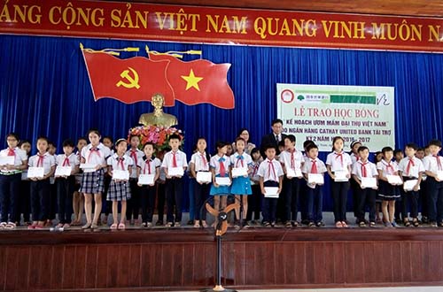 Ông Juan Feng Li, Tổng Giám đốc Ngân hàng Cathay United Chi nhánh Chu Lai, Việt Nam trao học bổng cho các em học sinh tiểu học tại tỉnh Quảng Nam