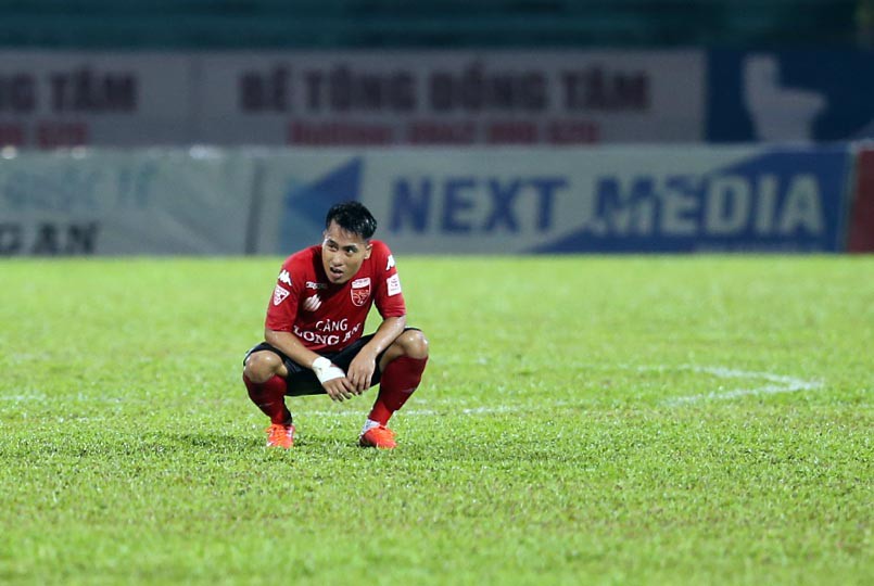Nỗi buồn của cầu thủ Long An sau trận cuối tại V-League 2017 - Ảnh 3.