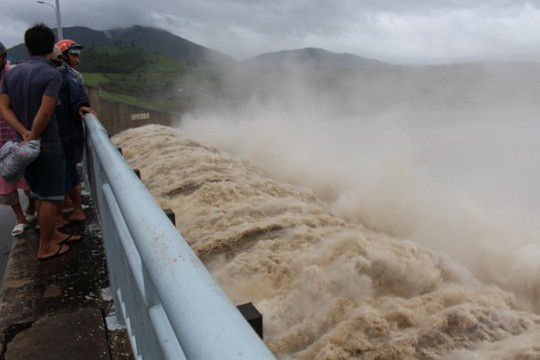 Mưa lớn, Thủy điện Sông Ba Hạ bắt đầu xả lũ - Ảnh 1.
