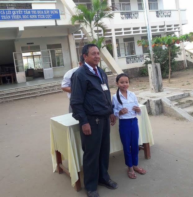 Bé đạt hạng nhất IOE cấp huyện lúc trường chưa dạy tiếng Anh - Ảnh 1. Bé đạt hạng nhất IOE cấp huyện khi trường chưa dạy tiếng Anh - Ảnh 1.