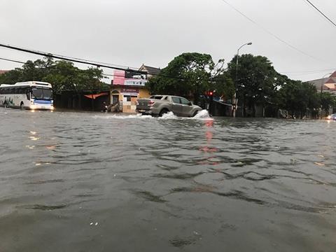 Mưa trắng trời, TP Vinh ngập sâu, giao thông hỗn loạn - Ảnh 6.