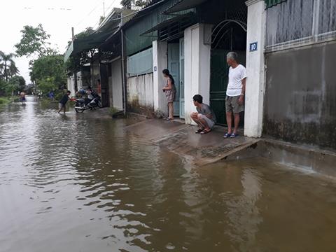 Mưa trắng trời, TP Vinh ngập sâu, giao thông hỗn loạn - Ảnh 3.