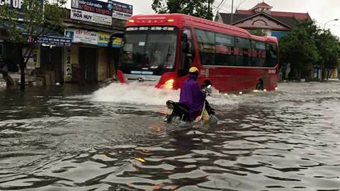 Mưa trắng trời, TP Vinh ngập sâu, giao thông hỗn loạn - Ảnh 6.