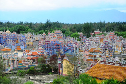 Lang thang trong “thành phố ma” dành cho những người đã mất ở Huế - Ảnh 3.