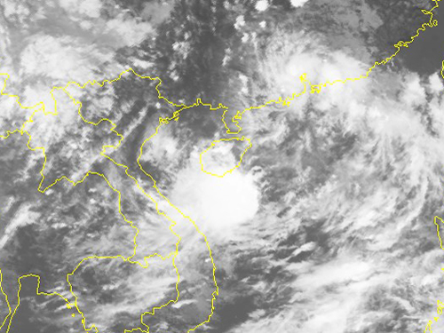 Áp thấp mạnh lên thành bão số 4, mưa to đe dọa miền Trung - Ảnh 2.